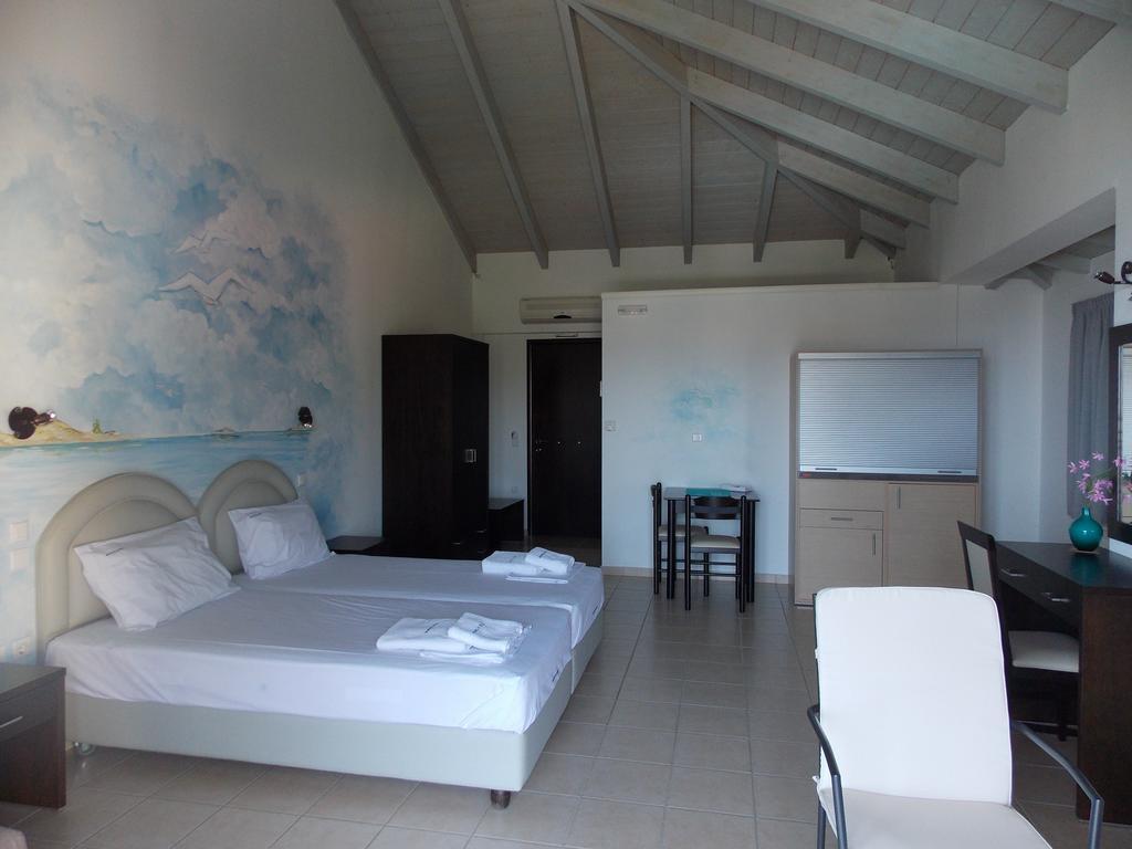 Hotel Theasis Paralia Sergoulas Rum bild