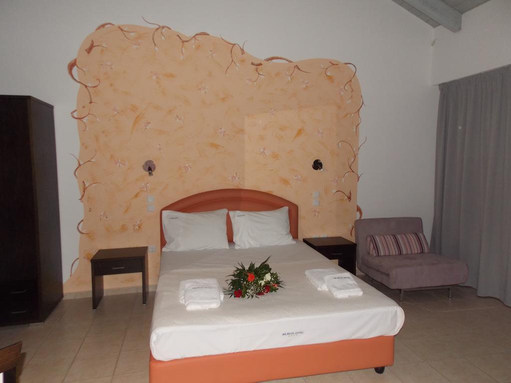 Hotel Theasis Paralia Sergoulas Rum bild